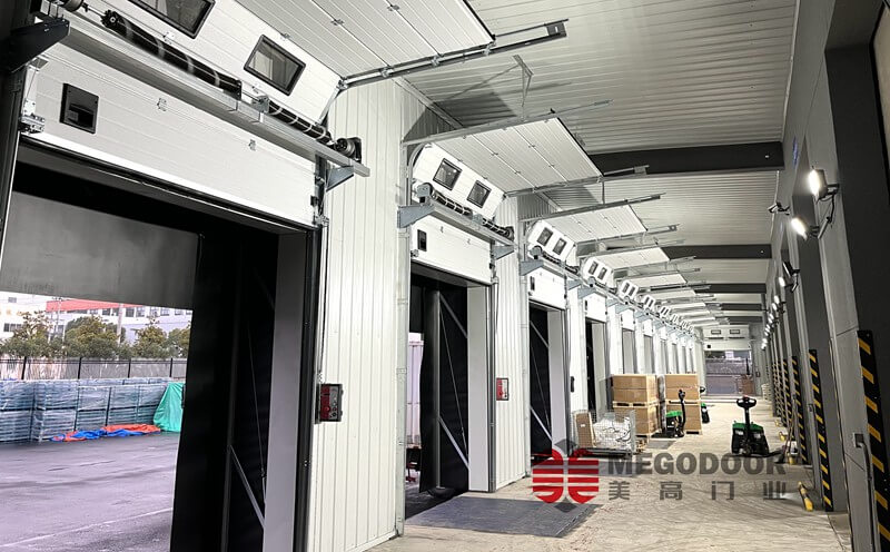 Dock提升門:高效物流與工業(yè)裝卸的關(guān)鍵門戶插圖2 Dock提升門:高效物流與工業(yè)裝卸的關(guān)鍵門戶插圖2